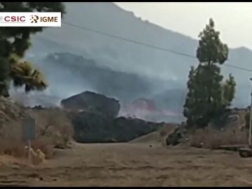 Imágenes de la nueva colada del volcán de La Palma transportando bloques como casas de 3 pisos