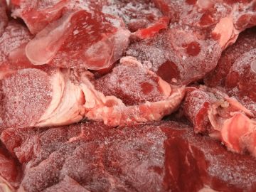 El peligro de descongelar la comida a temperatura ambiente