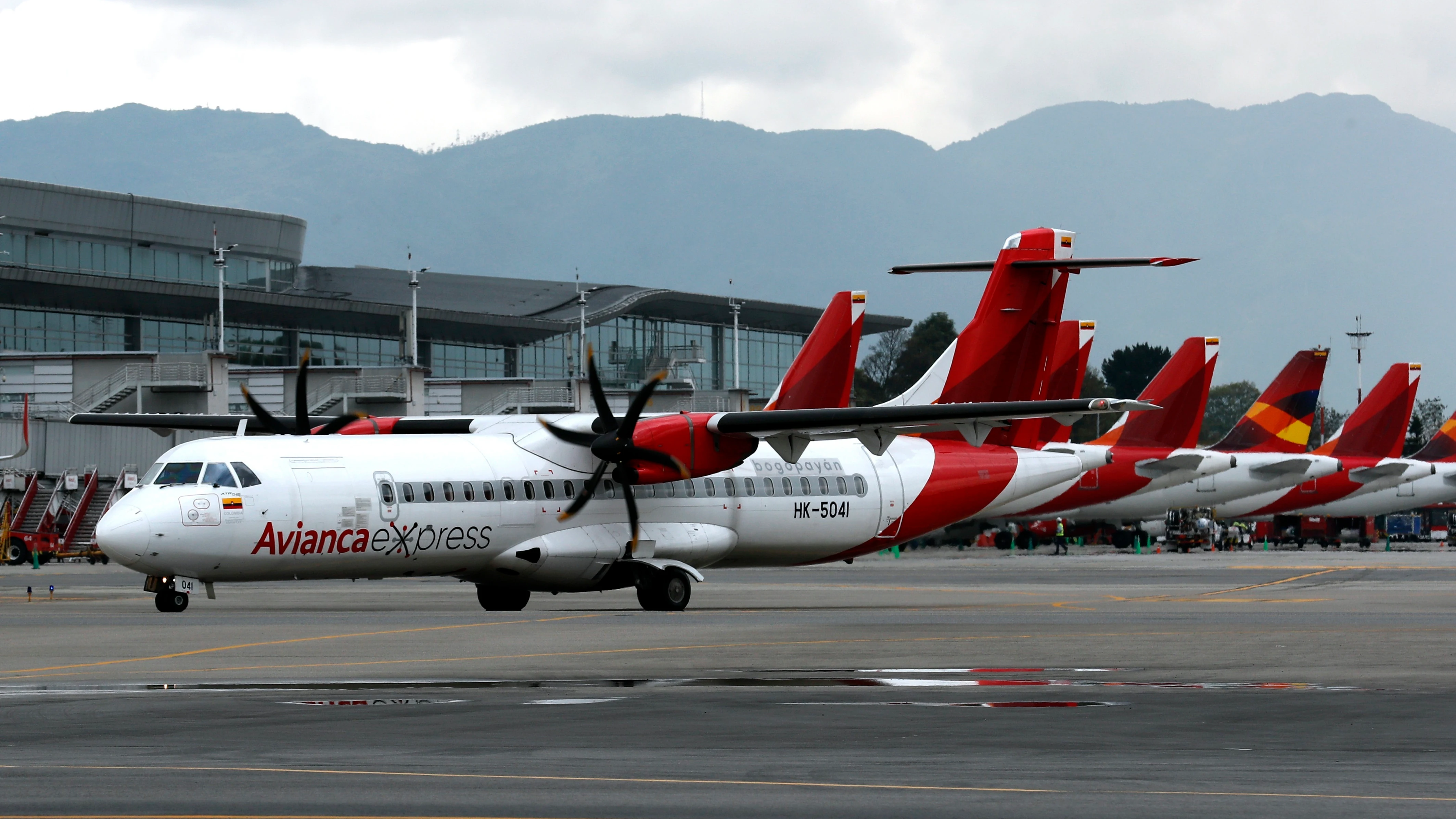 Aviones en una estaci&oacute;n