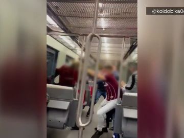 Propinan una brutal paliza a un joven en el metro de Neguri porque "les miró mal"
