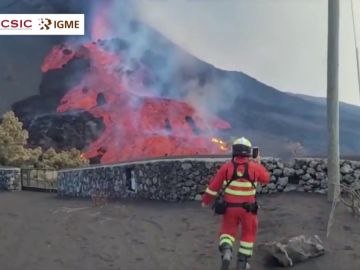 El vulcanólogo Raúl Pérez graba el espectacular derrame de lava tras el derrumbe del flanco norte del volcán de La Palma