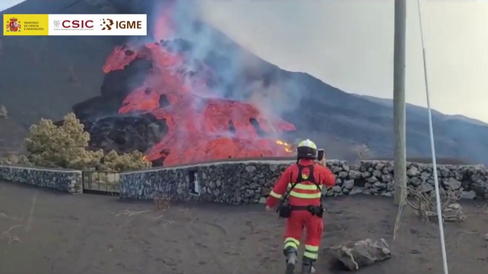 El vulcanólogo Raúl Pérez graba el espectacular derrame de lava tras el derrumbe del flanco norte del volcán de La Palma