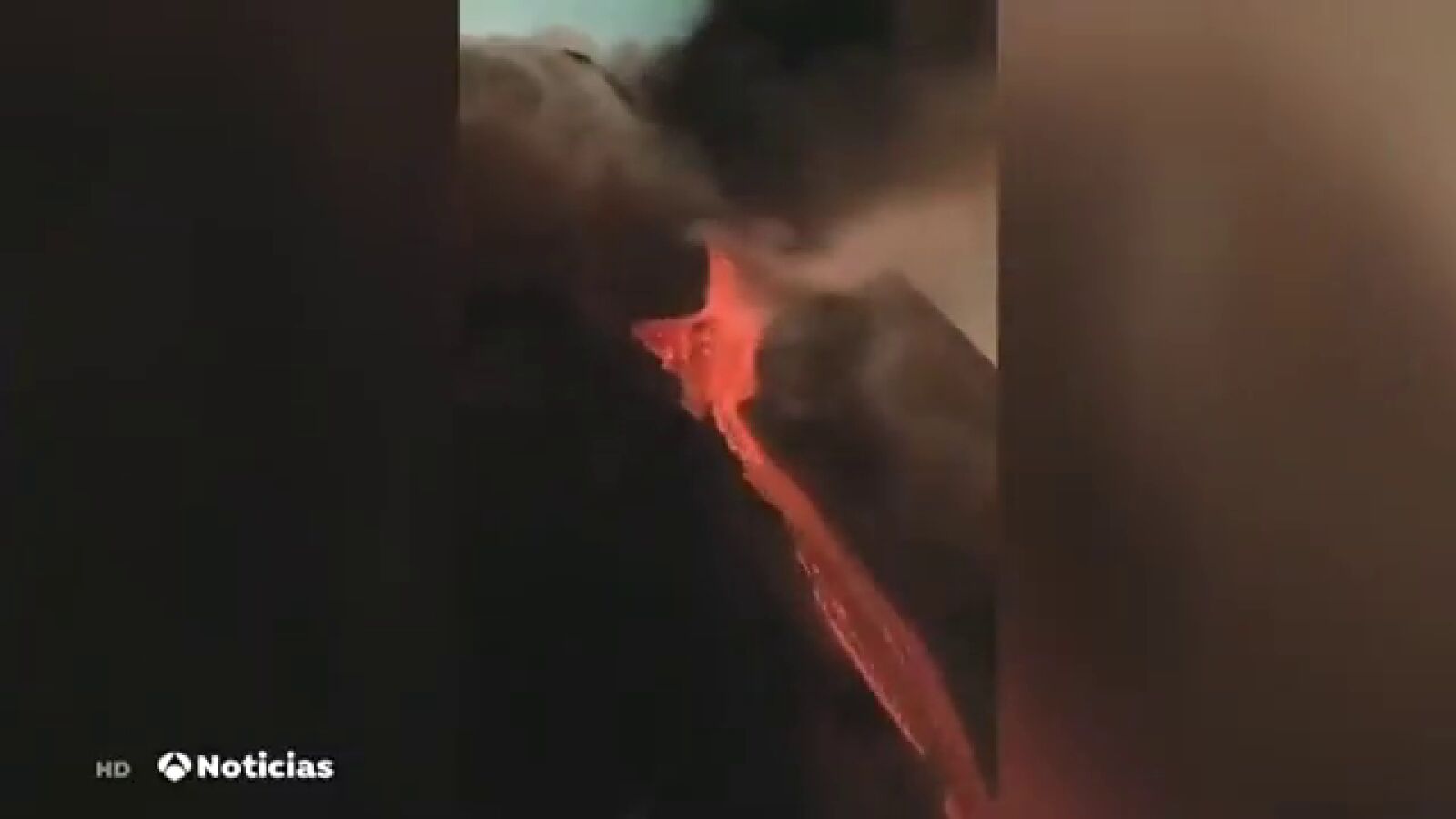Así se ve el cráter del volcán de La Palma desde dentro a vista de dron hasta que el aparato se rompe