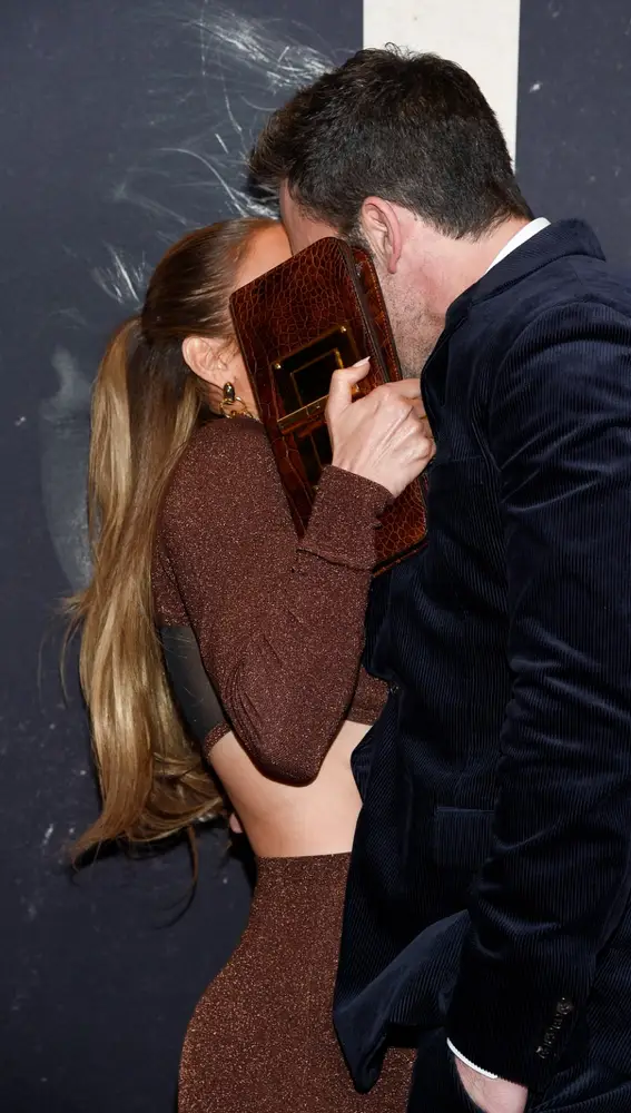 Jennifer Lopez y Ben affleck Timido beso en la alfombra roja