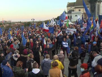 Miles de polacos se manifiestan en Polonia contra el recurso de su país