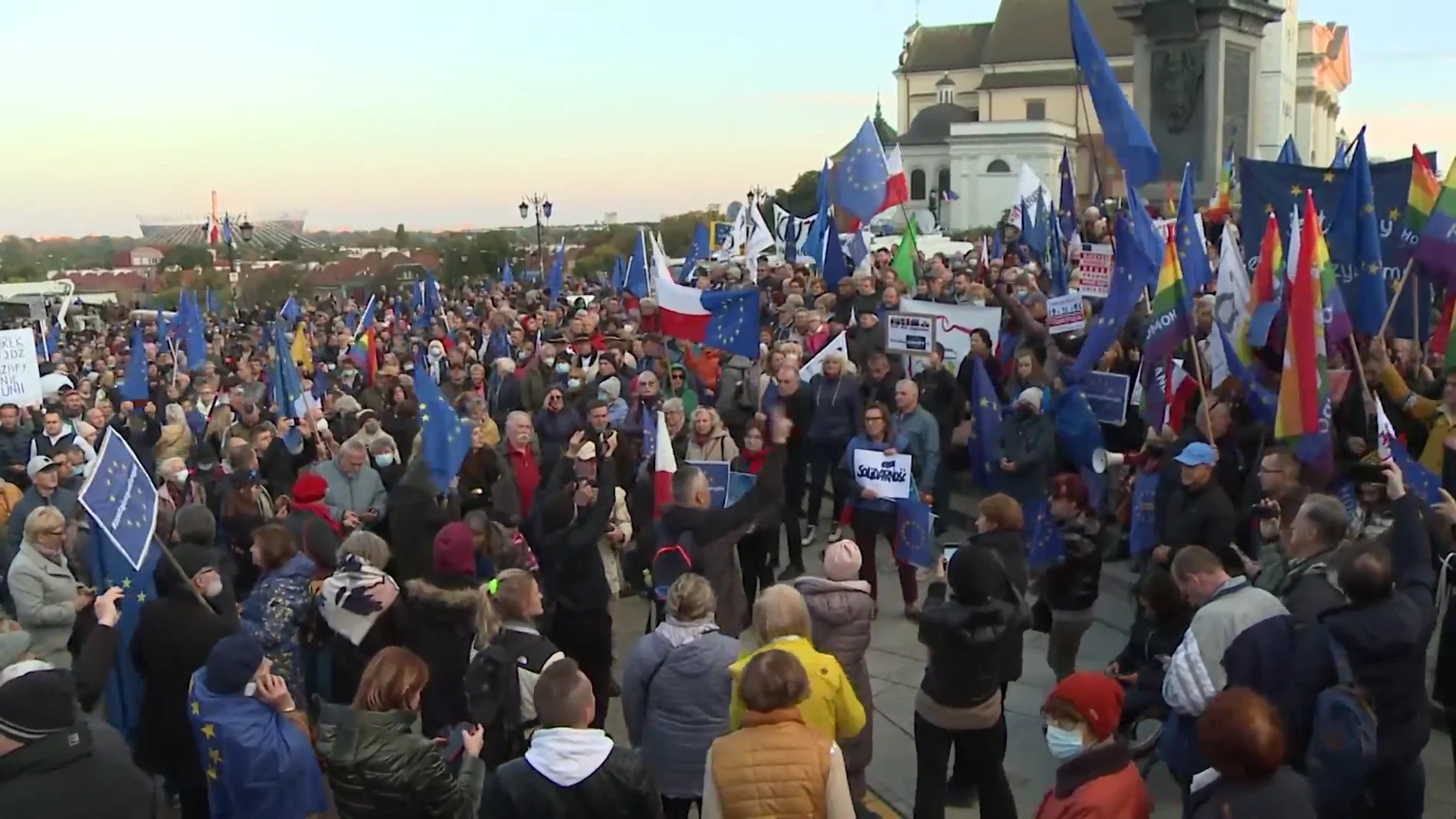 Miles de polacos se manifiestan en Polonia contra el recurso de su país