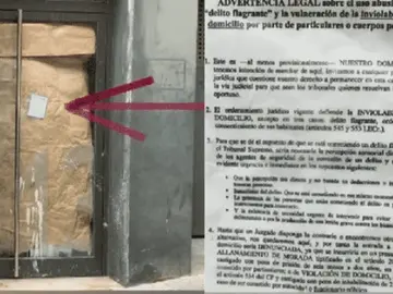 Okupan un edificio en Badalona y cuelgan un cartel en la puerta reclamando sus derechos Okupan un edificio en Badalona y cuelgan un cartel en la puerta reclamando sus derechos