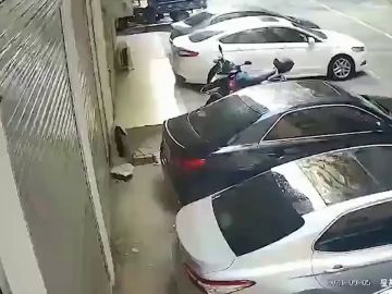 Una mujer se cae del balcón de su casa al techo de un coche mientras tenía sexo con su novio