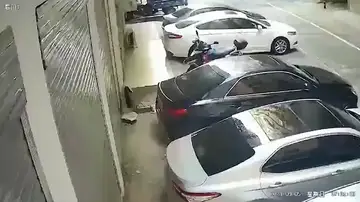 Una mujer se cae del balcón de su casa al techo de un coche mientras tenía sexo con su novio
