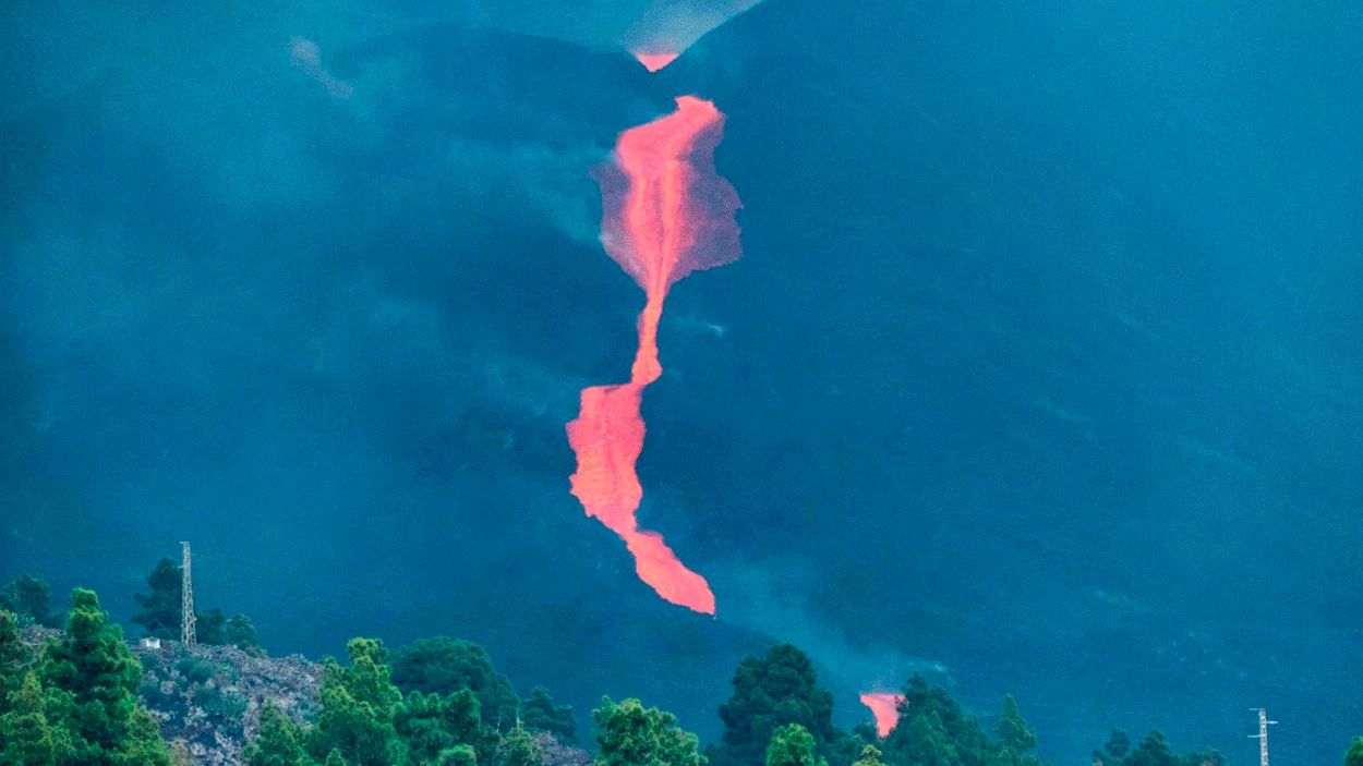 Vista general de la colada de lava este domingo en la localidad de El Paso, que continúa emitiendo abundante lava de su cráter principal Vista general de la colada de lava este domingo en la localidad de El Paso, que continúa emitiendo abundante lava de su cráter principal