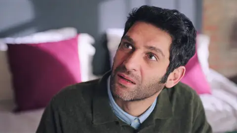 Naci, aterrado al descubrir la extraña actitud de Safiye: “¿Qué le habéis hecho?” Naci, aterrado al descubrir la extraña actitud de Safiye: “¿Qué le habéis hecho?”