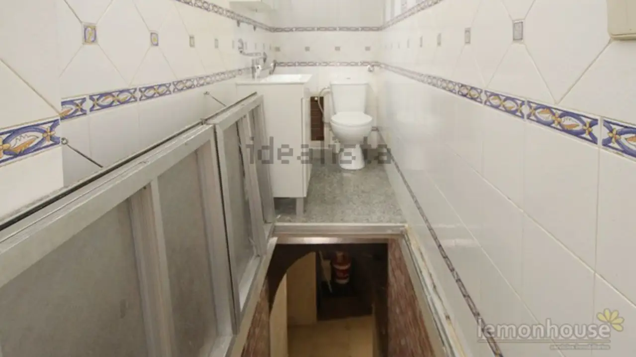 Ba&ntilde;o con trampilla al s&oacute;tano, el nuevo piso en alquiler objeto de meme que anuncia Idealista 