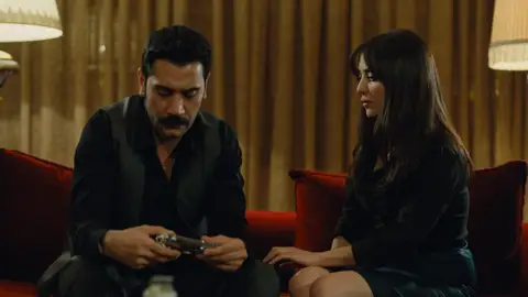 La prueba de amor más sincera: Yilmaz deja su arma por petición de Müjgan La prueba de amor más sincera: Yilmaz deja su arma por petición de Müjgan