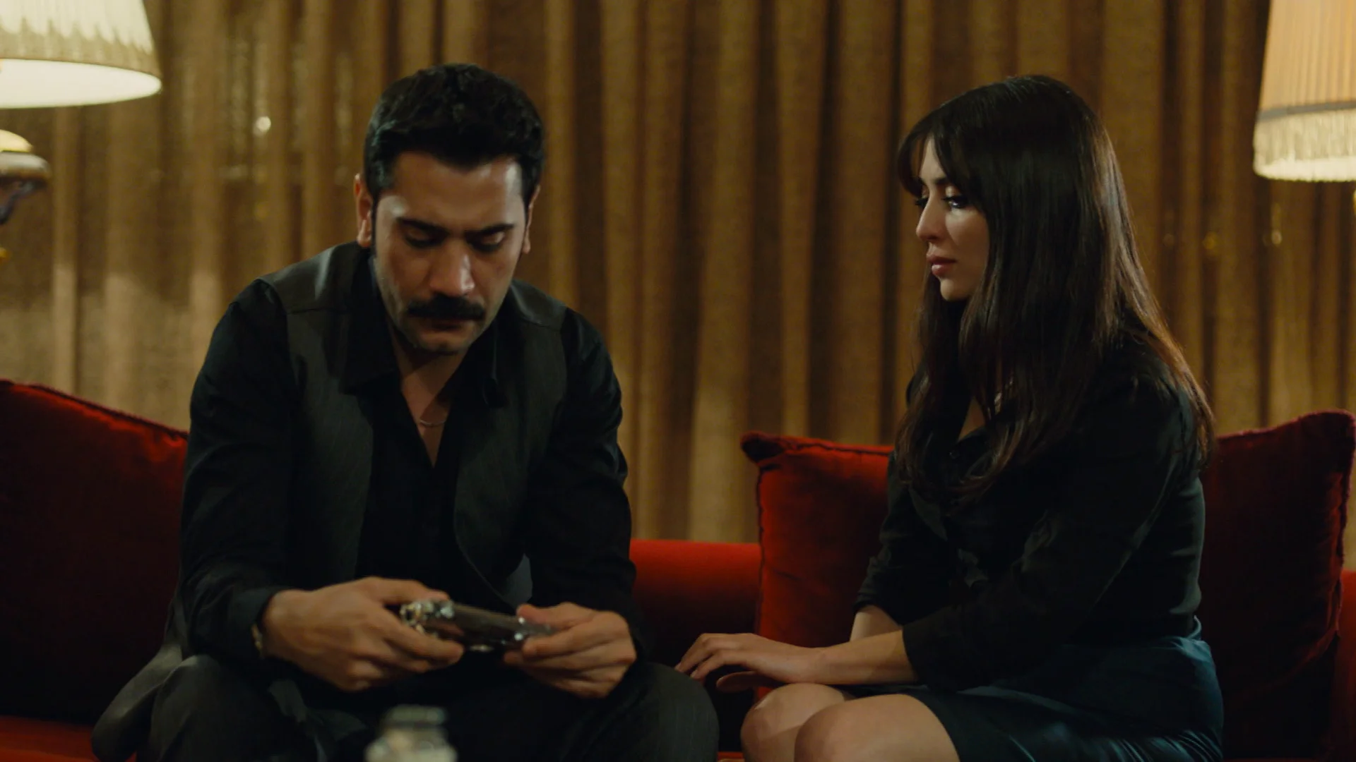 La prueba de amor más sincera: Yilmaz deja su arma por petición de Müjgan La prueba de amor más sincera: Yilmaz deja su arma por petición de Müjgan