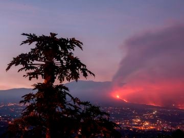 Imagen de archivo del volcán tomada al amanecer desde el Valle de Aridane