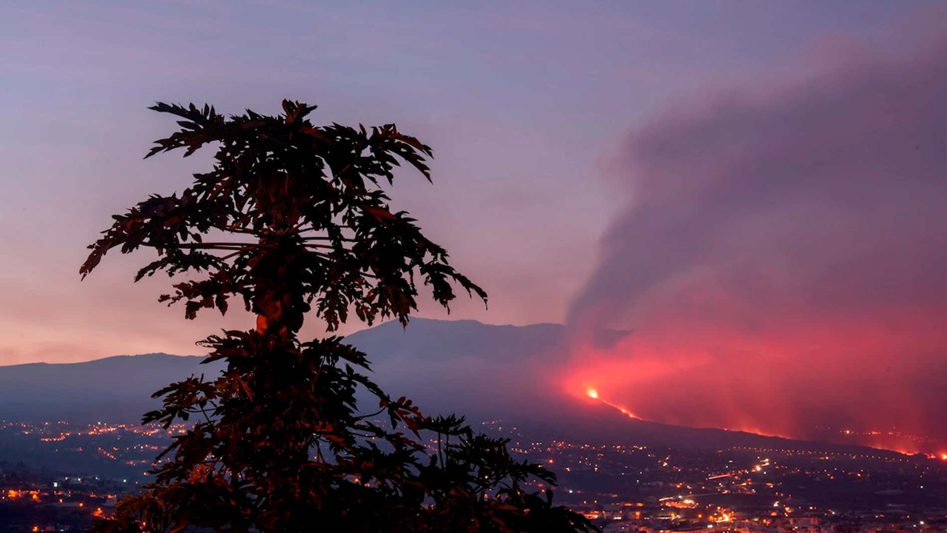 Imagen de archivo del volcán tomada al amanecer desde el Valle de Aridane