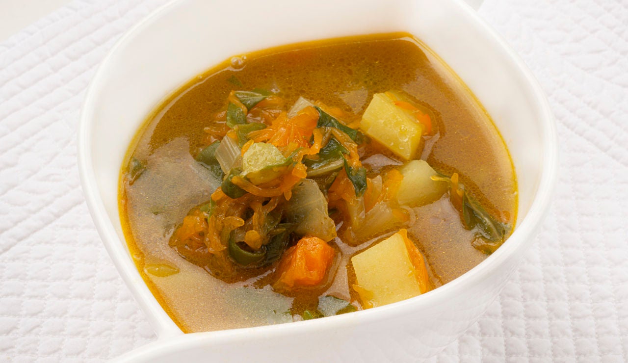 Receta barata de Karlos Arguiñano: sopa de acelgas y calabaza al curry