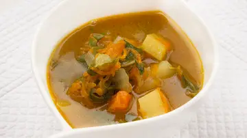 Receta barata de Karlos Arguiñano: sopa de acelgas y calabaza al curry