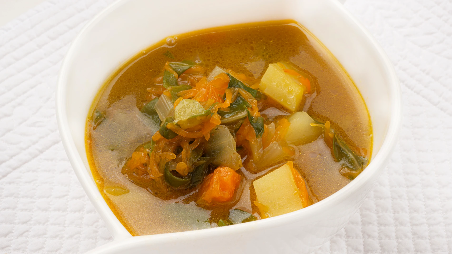Receta barata de Karlos Arguiñano: sopa de acelgas y calabaza al curry