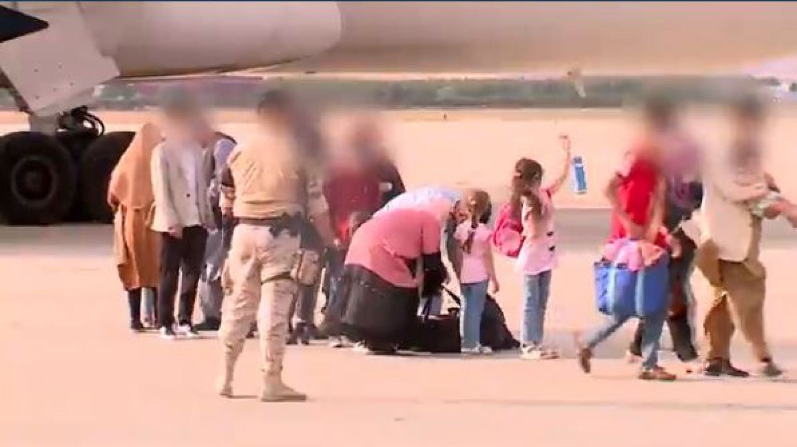 Llegan más de 80 refugiados afganos a la base aérea de Torrejón de Ardoz en Madrid