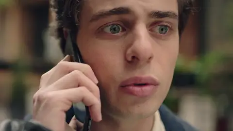 Ege recibe una sospechosa llamada que le hace saltar las alarmas: “Soy su hijo” Ege recibe una sospechosa llamada que le hace saltar las alarmas: “Soy su hijo”