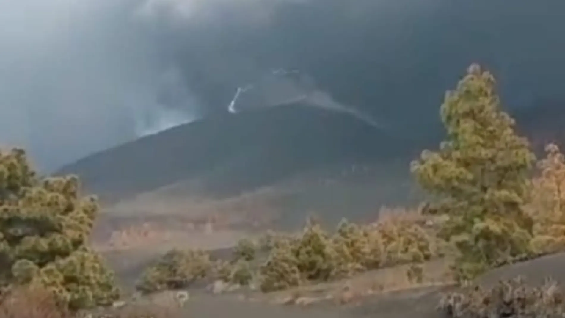 Rayo volcánico en La Palma