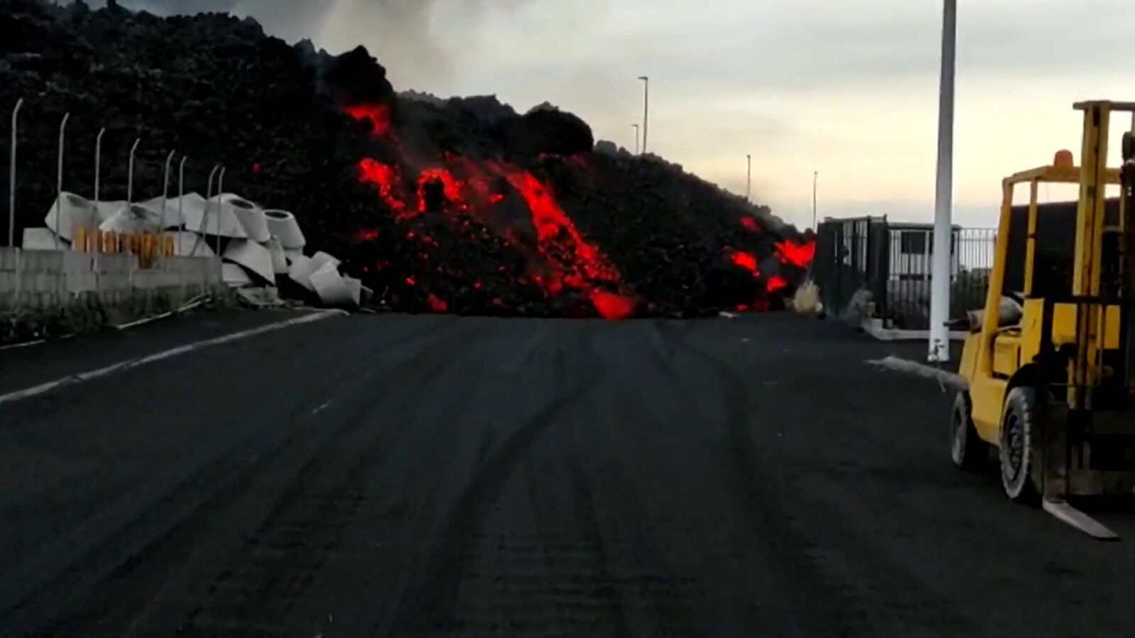 La lava del volcán de La Palma arrasa el polígono industrial de Los Llanos de Aridane