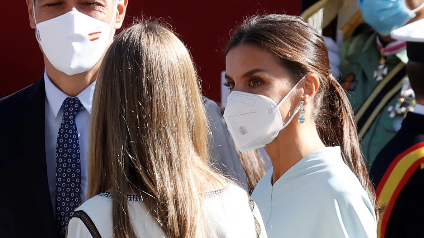La reina Letizia y la infanta Sofía en el Día de la Hispanidad La reina Letizia y la infanta Sofía en el Día de la Hispanidad