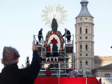 Operarios municipales colocan la Cruz de Lorena en el manto de la Virgen del Pilar de Zaragoza Operarios municipales colocan la Cruz de Lorena en el manto de la Virgen del Pilar de Zaragoza