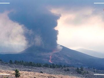 VÍDEO: La colada norte del volcán de La Palma está a unos 300 metros de llegar al mar, streaming en directo