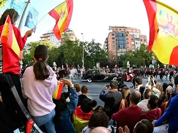 Momento en el que los Reyes llegan a la Plaza de Lima para presidir el Desfile del Día de la Hispanidad Momento en el que los Reyes llegan a la Plaza de Lima para presidir el Desfile del Día de la Hispanidad