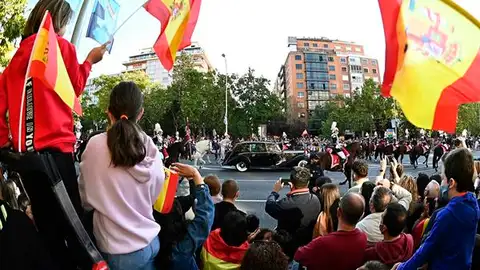 Momento en el que los Reyes llegan a la Plaza de Lima para presidir el Desfile del Día de la Hispanidad Momento en el que los Reyes llegan a la Plaza de Lima para presidir el Desfile del Día de la Hispanidad