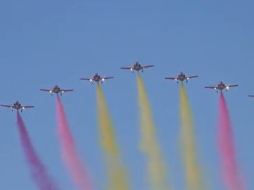 Así se ve el Desfile de la Hispanidad desde las cabinas de la Patrulla Águila: ¿Quiénes son los pilotos?