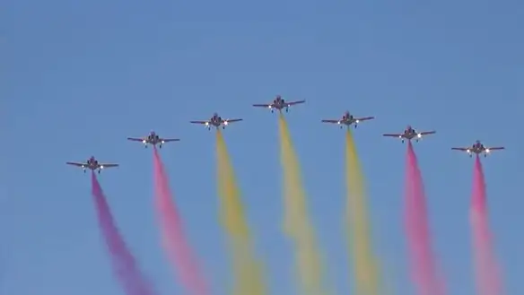 Así se ve el Desfile de la Hispanidad desde las cabinas de la Patrulla Águila: ¿Quiénes son los pilotos? Así se ve el Desfile de la Hispanidad desde las cabinas de la Patrulla Águila: ¿Quiénes son los pilotos?