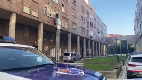 Hallan en un piso de Vitoria los cadáveres de un hombre y una mujer y la Ertzaintza apunta a violencia de género Hallan en un piso de Vitoria los cadáveres de un hombre y una mujer y la Ertzaintza apunta a violencia de género
