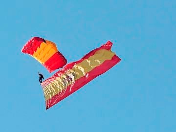 Un paracaidista de la Patrulla Acrobática de Paracaidismo del Ejército del Aire (PAPEA) salta sobre la plaza de Lima este 12 de Octubre en el Paseo de la Castellana de Madrid durante la celebración este martes del Día de la Fiesta Nacional