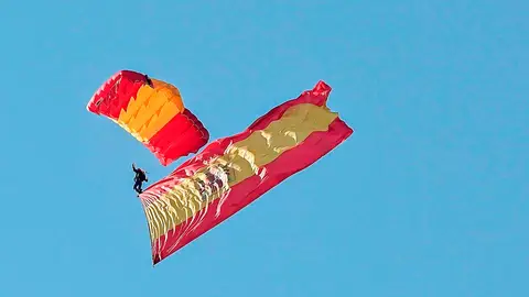 Un paracaidista de la Patrulla Acrobática de Paracaidismo del Ejército del Aire (PAPEA) salta sobre la plaza de Lima este 12 de Octubre en el Paseo de la Castellana de Madrid durante la celebración este martes del Día de la Fiesta Nacional Un paracaidista de la Patrulla Acrobática de Paracaidismo del Ejército del Aire (PAPEA) salta sobre la plaza de Lima este 12 de Octubre en el Paseo de la Castellana de Madrid durante la celebración este martes del Día de la Fiesta Nacional