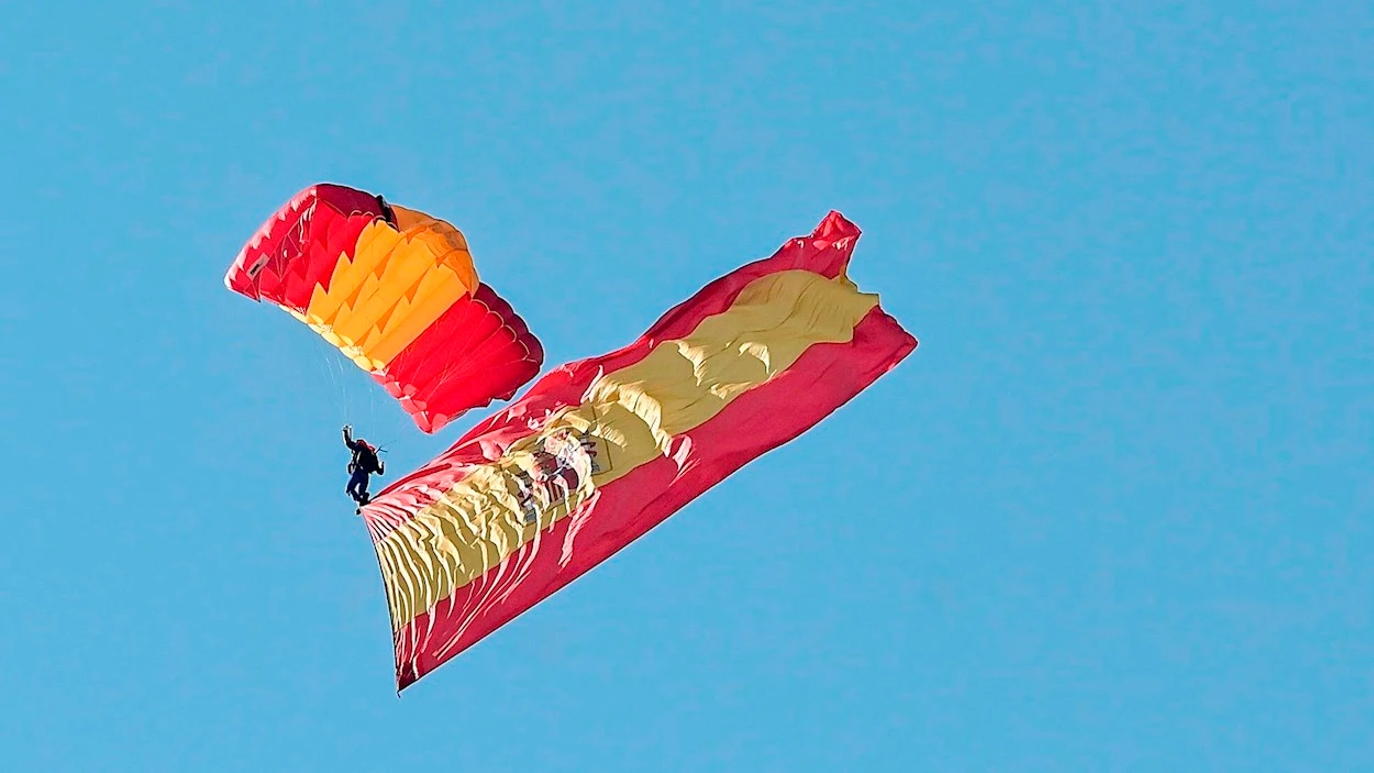 Un paracaidista de la Patrulla Acrob&aacute;tica de Paracaidismo del Ej&eacute;rcito del Aire (PAPEA) salta sobre la plaza de Lima este 12 de Octubre en el Paseo de la Castellana de Madrid durante la celebraci&oacute;n este martes del D&iacute;a de la Fiesta Nacional