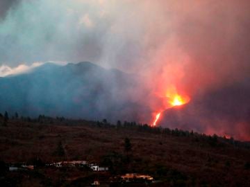 Termina el confinamiento impuesto para 3.000 vecinos de La Palma por el gas tóxicos del incendio de una cementera