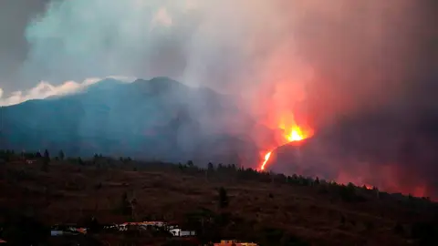 Termina el confinamiento impuesto para 3.000 vecinos de La Palma por el gas tóxicos del incendio de una cementera Termina el confinamiento impuesto para 3.000 vecinos de La Palma por el gas tóxicos del incendio de una cementera