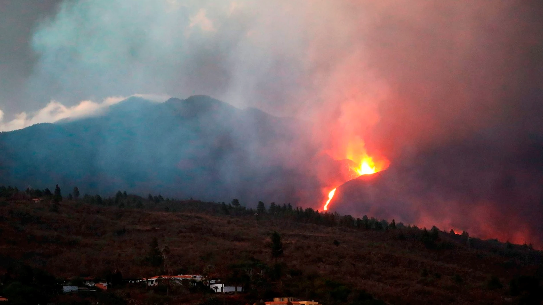 Termina el confinamiento impuesto para 3.000 vecinos de La Palma por el gas tóxicos del incendio de una cementera