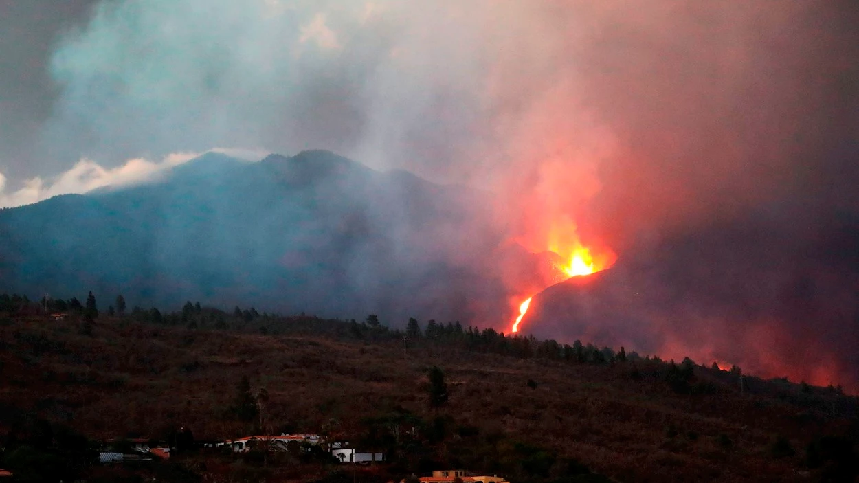 Termina el confinamiento impuesto para 3.000 vecinos de La Palma por el gas tóxicos del incendio de una cementera Termina el confinamiento impuesto para 3.000 vecinos de La Palma por el gas tóxicos del incendio de una cementera