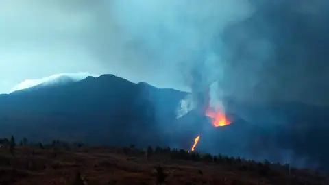 Unos 800 evacuados más en La Palma por el avance de la colada noreste del volcán Unos 800 evacuados más en La Palma por el avance de la colada noreste del volcán