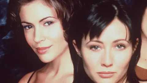 Alyssa Milano y Shannen Doherty como Phoebe y Prue en 'Embrujadas'