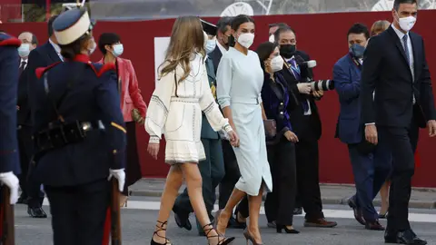 La reina Letizia y la infanta Sofía en el Día de la Hispanidad La reina Letizia y la infanta Sofía en el Día de la Hispanidad