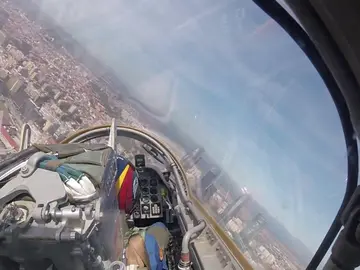 Así se ve el Desfile de la Hispanidad desde las cabinas de la Patrulla Águila: ¿Quiénes son los pilotos? Así se ve el Desfile de la Hispanidad desde las cabinas de la Patrulla Águila: ¿Quiénes son los pilotos?