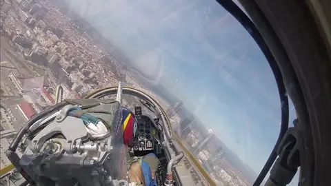 Así se ve el Desfile de la Hispanidad desde las cabinas de la Patrulla Águila: ¿Quiénes son los pilotos? Así se ve el Desfile de la Hispanidad desde las cabinas de la Patrulla Águila: ¿Quiénes son los pilotos?