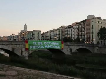 Vox despliega en un puente de Girona una pancarta de grandes dimensiones para reivindicar el 12 de Octubre