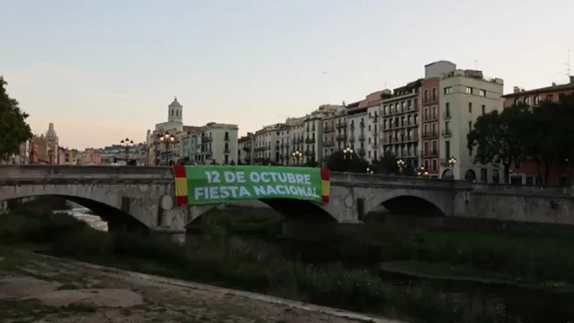 Vox despliega en un puente de Girona una pancarta de grandes dimensiones para reivindicar el 12 de Octubre