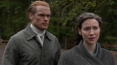 Sam Heughan y Caitriona Balfe como Jamie y Claire Fraser en la temporada 6 de 'Outlander' Sam Heughan y Caitriona Balfe como Jamie y Claire Fraser en la temporada 6 de 'Outlander'